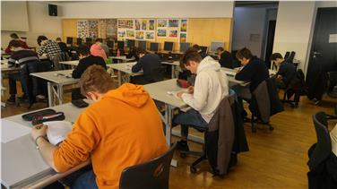 Volle Konzentration bei den 30 Schülerinnen und Schülern, die an der Landessauscheidung der Physikolympiade in Bozen teilgenommen haben. Foto: LPA/Matthias Ratering