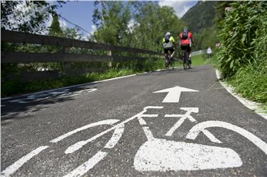 Rund 200 der insgesamt 480 Kilometer Radwege im Land dienen vor allem dem Alltagsradverkehr und werden täglich von Pendlern genützt. Foto: IDM Südtirol/ Alex Filz