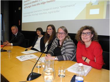 Stellten die Studie zur grenzüberschreitenden Zusammenarbeit von Gemeinden vor (v.l.n.r.): Christoph von Ach, Alice Engl, Elisabeth Alber, Ingrid Kofler und Greta Klotz. Foto: EVTZ