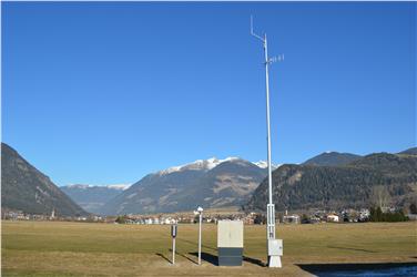 Ein aktuelles Bild der Wetterstation in Bruneck zeigt den wolkenlos blauen Himmel bei frühlingshaft anmutender Landschaft. Foto: LPA/Landeswetterdienst
