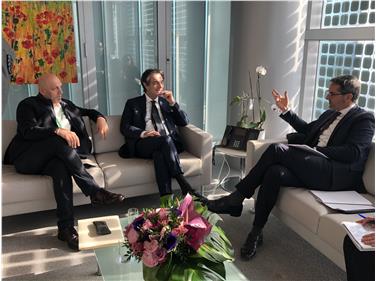 LH Kompatscher (rechts) im Gespräch mit dem lombardischen Präsidenten Fontana (Mitte) und Asessor Sertori (links). Foto: LPA