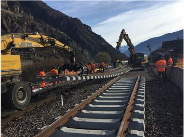 Die Arbeiten an der Vinschger Bahnlinie, wie hier in Staben, laufen auf Hochtouren (FOTO: LPA)