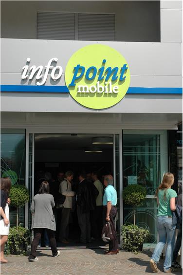 Immer mehr Menschen nutzen die öffentlichen Verkehrsmittel. Beim Infopoint Mobile in Brixen bekommen sie dazu Beratung (FOTO: LPA)
