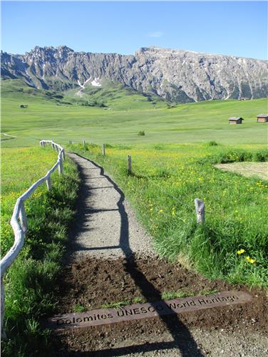 Die Welterbe-Schwellen sind eine von mehreren Initiativen zur Bewusstseinsbilung: Knapp 40 Schwellen sind im Südtiroler Teil des Dolomiten UNESCO Welterbegebiets geplant. (Foto: Tourismusverein Seis am Schlern)