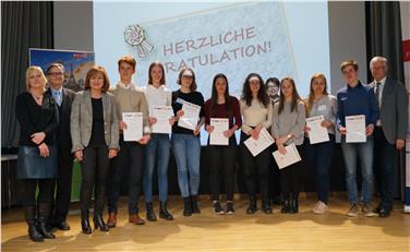 Von LRin Palfrader (3.v.l.) geehrt: Philipp Ertl, Sarah Wurzenrainer, Smilla Wieland, Sara Leonie Isabell Frick (Meran), Selma Huber Brigadoi (Bozen), Hanna Untertrifaller (Bozen), Jelena Reider (Bozen), David Stigger. Foto: LPA/E.Brugger