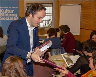 Landesrat Achammer verteilte persönlich den neuen Bibliotheksplan - Foto: LPA