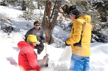 Wieviel Wasser ist im Schnee? Fünf Stunden lang haben gestern 60 Experten Schneeproben entnommen. Foto: LPA/Maja Clara