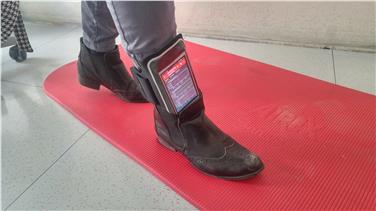 Die Dämpfung von Schuhen untersuchen: Mit einem Smartphone mit entsprechenden Sensoren ist sogar das möglich - Foto: LPA/Matthias Ratering