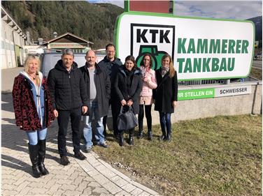 Arbeitsvermittlungszentren unterstützen Arbeitgeber bei der Fachkräftesuche, im Bild die Koordinatoren der Arbeitvermittlungszentren Brixen und Bruneck bei ihrem Besuch im Unternehmen Tankbau in Kiens - Foto: LPA