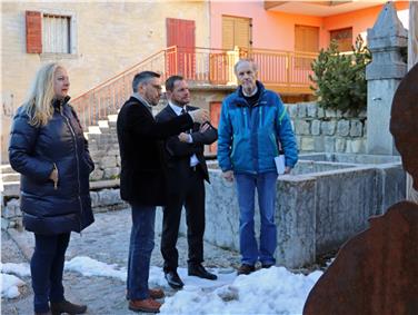 Beim Rundgang durch Lusern: Carbonari, Paolaz, Reg.Ass. Vallazza und Zom (FOTO:LPA/Angelika Schrott)