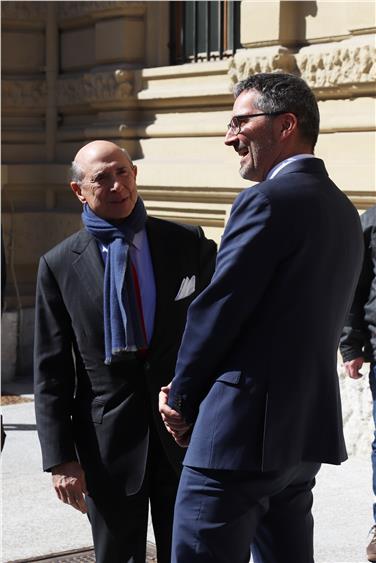 LH Kompatscher und der US-amerikanische Botschafter Eisenberg vor dem Landhaus in Bozen - Foto: LPA/mb