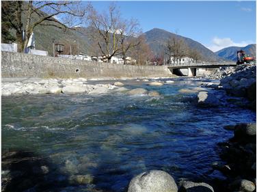 Am Eisack in Brixen wird derzeit zwischen der Auenhausbrücke bis knapp unterhalb des "Bombenbrüggeles" am orografisch linken Ufer gearbeitet. Foto: LPA/Amt für Wildbach- und Lawinenverbauung Nord