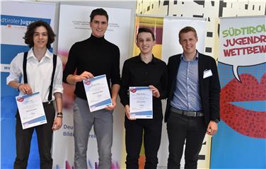 Stolze Gewinner der „Sprache kreativ“, der Klassischen Rede und der Spontanrede (v. l.): Felix Maier, Philip Pircher und Andreas Weger mit Michael Kaun (Südtiroler Jugendring). Foto: Südtiroler Jugendring/Peter Grund