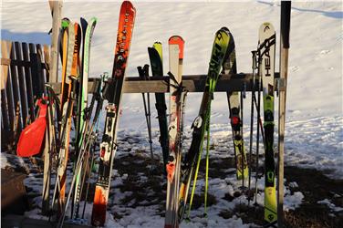 Dieser Monat war überdurchschnittlich warm, der Frühling übernimmt die Oberhand mit bunten Blumen statt bunter Skier, die bald für diese Saison verräumt werden können. Foto: LPA/Maja Clara