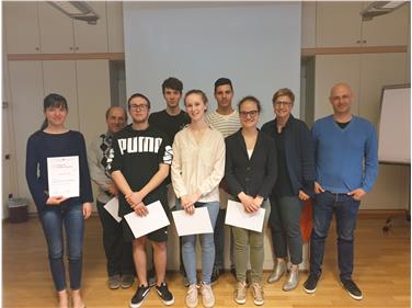 Berechnungen zu Italiens Rentensystem führten v.l. Jasmin Clara, Alfredo Lochmann, Martin Degiampietro, Manuel Überbacher, Katherina Telser, Lenard Linser, Eleonora Gruber, Judith Gögele und Thomas Walder (beide PensPlan) durch - Foto: LPA