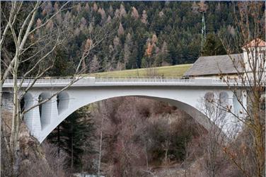 Die historische Bogenbrücke in Olang ist nun fertig saniert (FOTO: LPA)