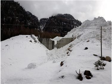 35.000 Kubikmeter Lawinenschnee hat das Rückhaltebecken am Breitlahngraben zurückgehalten. Foto: Agentur für Bevölkerungsschutz/Amt für Wildbach- und Lawinenverbauung West