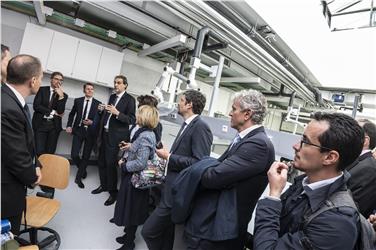 Lokalaugenschein im Labor: Die Mitglieder der Landesregierung besichtigten heute, unter fachkundiger Führung u.a. von Uni-Rektor Paolo Lugli (5.v.l.), das neue Laborgebäude im NOI Techpark. Foto: LPA/Ivo Corrà