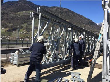 Diese Behelfsbrücke mit einer Spannweite von über 40 Metern auf Höhe der Obstgenossenschaft Cafa in Untermais ermöglicht die direkte Zufahrt von der MeBo zur Baustelle. Foto: Amt für Wildbach- und Lawinenverbauung Süd