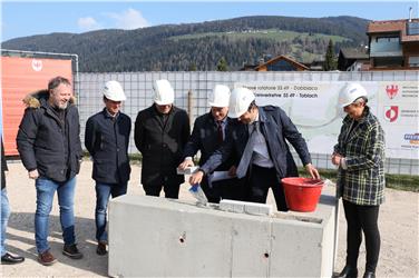 Die Arbeiten für die neuen Rondelle in Toblach starten: Ltg. Abg. Gerd Lanz, Michael Pfeifer, Valentino Pagani, BM Guido Bocher, LR Daniel Alfreider und Natascia Santolin (FOTO: LPA/Roman Clara)