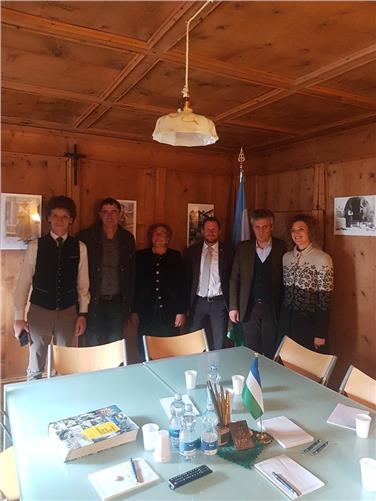 Um die Anliegen der Ladiner ging es bei einem Treffen zwischen Dorigo, Hofer, Zardini, Reg.Ass. Vallazza, Frena und Marchione in Colle Santa Lucia (FOTO: LPA)