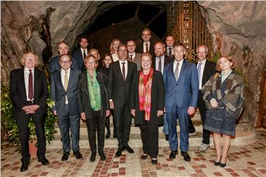 Beim Besuch von Österreichs Gesundheitsministerin Beate Hartinger-Klein (1. Reihe, 3.v.r.) war die Wiedereinführung der Facharztausbildung nach österreichischem Modell das maßgebende Thema. Foto: LPA/Oskar Verant