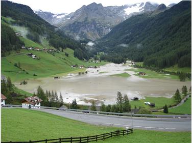 Überschwemmungen und Ausuferungen am Reinbach nahe der Ortschaft Rein in Taufers waren die Folge starker Niederschläge am 4. September 2009. Archivbild Amt für Wildbach- und Lawinenverbauung Ost