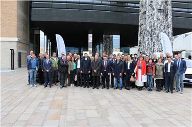 Übergabe der ersten 20 E-Autos der Aktion eTestDays im NOI Techpark: LR Alfreider und LR Vettorato mit den Vertretern der Betriebe und Wirtschaftsverbände (FOTO: LPA/Roman Clara)