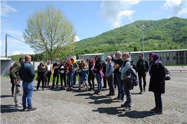 Besuch im Friedhof der über 8000 Opfer des Massakers von Srebrenica im Vorort Potocari - Foto: LPA