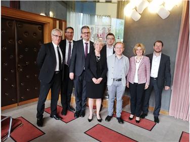 Die neue Vize-Generalsekretärin der Region Antonella Chiusole mit Generalsekretär Michael Mayr und den Mitgliedern der Regionalregierung - Foto: LPA