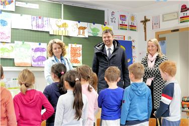 Schulamtsleiterin Edith Ploner, der ladinische Landesrat und Schuldirektorin Claudia Schrott beim Besuch der Grundschule in St. Christina (Foto: LPA/Roman Clara)