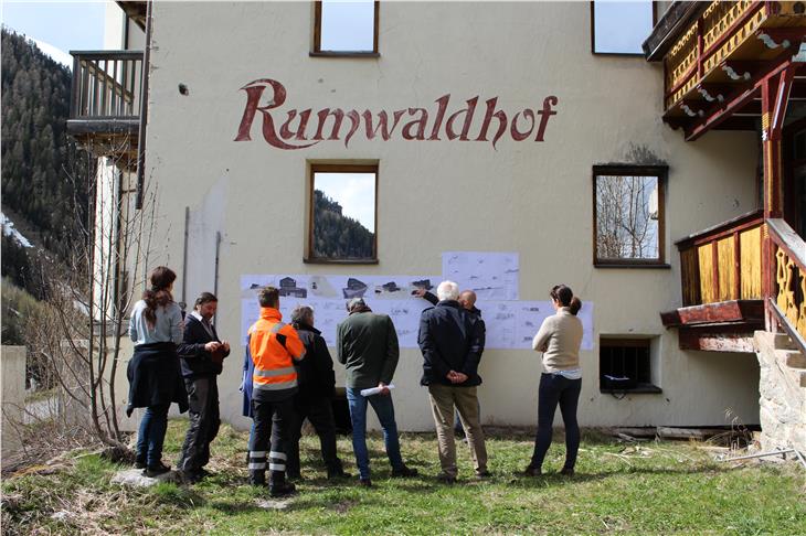 Der Wiederaufbau des Rumwaldhofes in Außersulden soll erfolgen, ohne zusätzliches Gelände zu verbauen. Der besondere Standort mit Blick auf den Ortler erfordert sensible Herangehensweisen. Foto: LPA/Martina Pecher