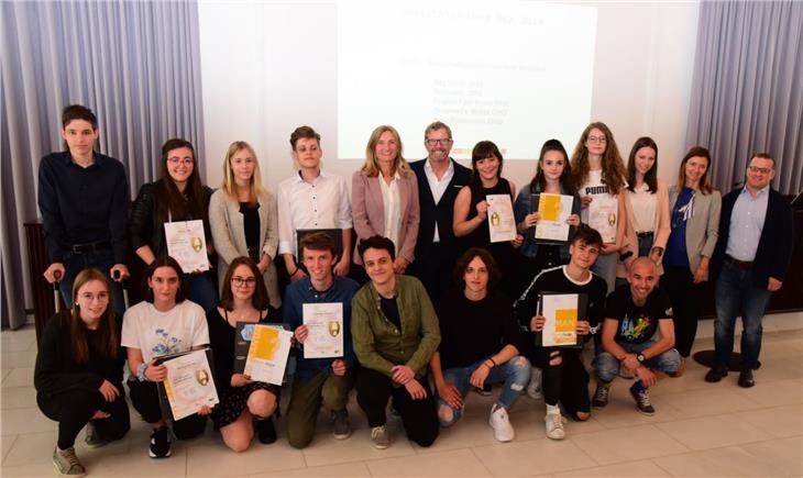 Zertifikat "Qualitätsmarke Übungsfirma" für die Wirtschaftsfachoberschule Bruneck - Foto: Raiffeisenverband Südtirol