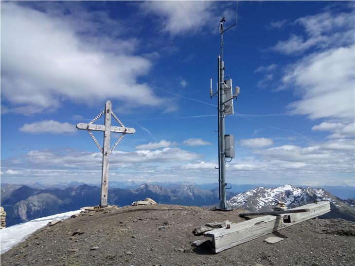 Den kühlsten Mai seit dem Jahr 1991 hat der Landeswetterdienst aufgezeichnet; im Bild die Wetterstation auf dem Rauhjoch oberhalb von Pfelders in 2900 Metern Meereshöhe. Foto: Landeswetterdienst