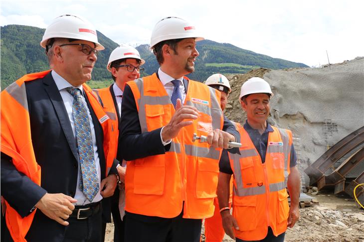 Tunnelanstich für die Umfahrung von Kastelbell und Galsaun: LR Daniel Alfreider und Abteilungsdirektor Valentino Pagani zünden symbolisch eine Sprengladung (Foto: LPA/Ingo Dejaco)