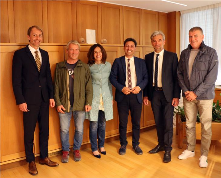 Besuch aus dem Aostatal: (v.l.) Klaus Unterweger, Davide Vuillermoz, Gabriella Morelli, Laurent Vierin, Arnold Schuler, Marco Albarello - Foto: LPA/Antonella Nardella