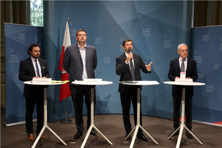 Gemeinsam für eine saubere, smarte Mobilität und mehr Lebensqualität für das Pragser Tal: Plank (IDM), IDM-Präsident Pichler, LR Alfreider und BM Mittermair (FOTO: LPA/Ingo Dejaco)