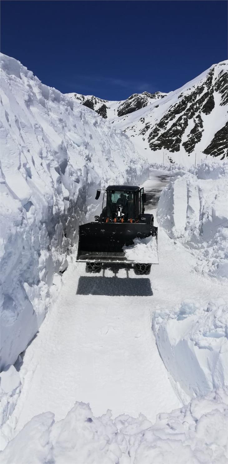 Mit Baggern haben die Mitarbeiter des Straßendiensts am Timmelsjoch einen Weg durch den meterhohen Schnee gebahnt (FOTO: LPA)