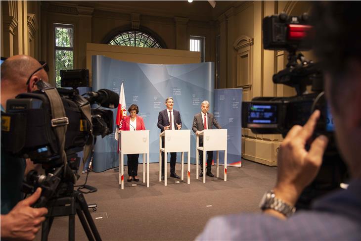 Bewusstseinsbildung für die Artenvielfalt: (v.l.) LRin Hochgruber Kuenzer, LH Kompatscher und LR Schuler bei der heutigen Pressekonferenz. Foto: LPA/bf