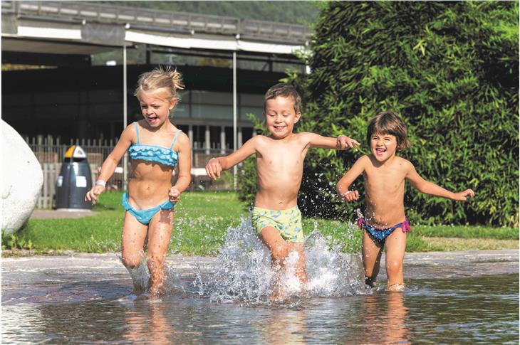 Mit dem EuregioFamilyPass gehts zum Badespaß in 12 Schwimmbädern in ganz Südtirol. Foto: Familienagentur/Acquarena