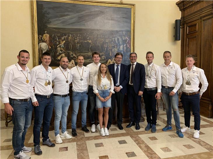 LH Kompatscher und Staatssekretär Giorgetti mit den heute in Rom geehrten Südtiroler Wintersportlern (es fehlt Simon Maurberger) - Foto: LPA/Cecilia Miribung