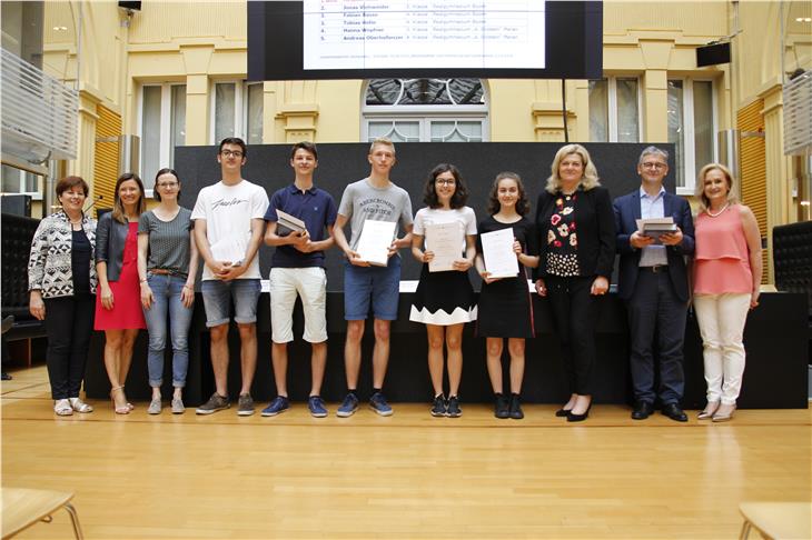 Die Chemie-Olympioniken: Melanie Kiem, Jonas Viehweider, Fabian Basso und Andreas Oberhollenzer - Foto: LPA/Verena Hilber