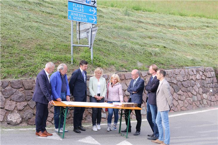 Arbeitsübergabe für die Sicherung der Kreuzung in Mölten: v.l.n.r. Gruber, De Luca, LR Alfreider, BMin Wiedmer, Corapi, Pagani, Strimmer und Previdi (FOTO: LPA/Ingo Dejaco)