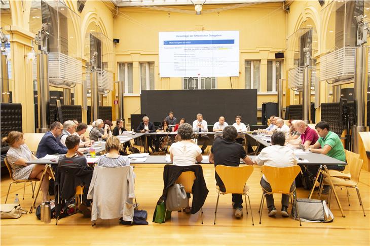 Seit 9 Uhr früh sitzen die Gewerkschaften der öffentlich Bediensteten und die öffentliche Verhandlungsdelegation an einem Tisch, um über den neuen bereichsübergreifenden Kollektivvertrag zu verhandeln - Foto: LPA/Barbara Franzelin