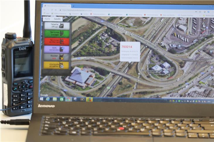 Die von Max Kelder, Schüler der Technologischen Fachoberschule Max Valier, entwickelte Software bringt die Koordinaten der Funkgeräte (eines steht links im Bild) auf den Computer. Foto: Agentur für Bevölkerungsschutz/Maja Clara