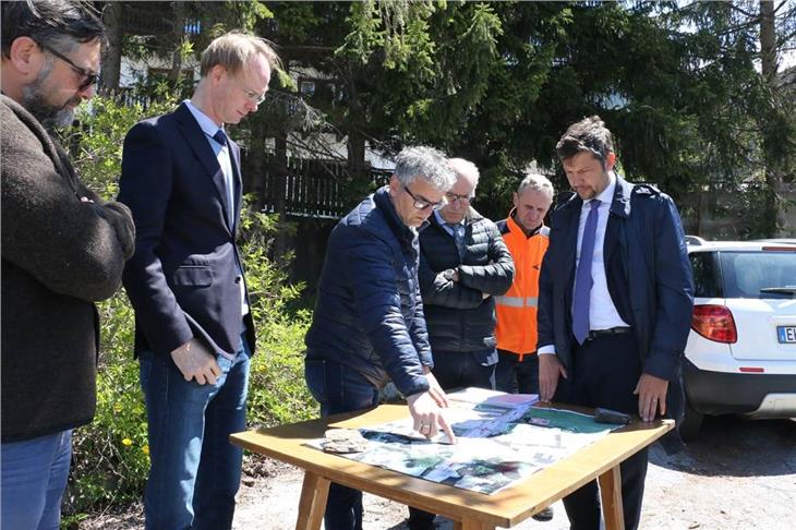 v.l.n.r.:  Bauer, Strimmer, BM Noggler, Pagani, Rauch und LR Alfreider besprechen den Eingriff an der Kreuzung (FOTO: LPA/Ingo Dejaco)