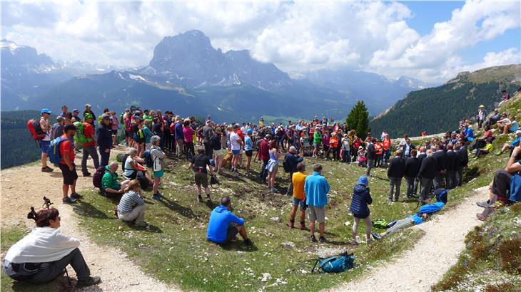 Inmitten einer einzigartigen Berglandschaft wurde heute die Dolomiten UNESCO Welterbeterrasse Mastlé - St. Christina/Gröden eröffnet. Foto: Stiftung Dolomiten UNESCO