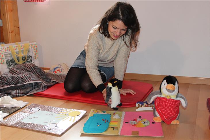 Psychologin Gaia Mureda beim Erzählen der Geschichte vom Pinguin Leo (FOTO: LPA)