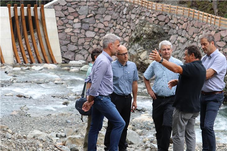 Bei der Sperre im Schaldererbach (v.li.): Landesrat Schuler, Bauleiter Philipp Walder, Agenturdirektor Pollinger, Amtsdirektor Alexander Pramstraller, Vahrns Vizebürgermeister Tauber. Foto: Agentur für Bevölkerungsschutz/Maja Clara