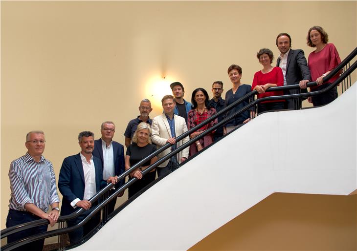 Neue und bewährte Gesichter im Kulturbeirat, v.l. Anton von Walther, Alexander Zöggeler, Erich Deltedesco, Renate Mumelter, Klaus Runer, Hannes Gamper, Willy Theil, Eva Gratl, Nitzan Cohen, Claudia Plaickner, Sonja Hartner, LR Achammer, Angelik